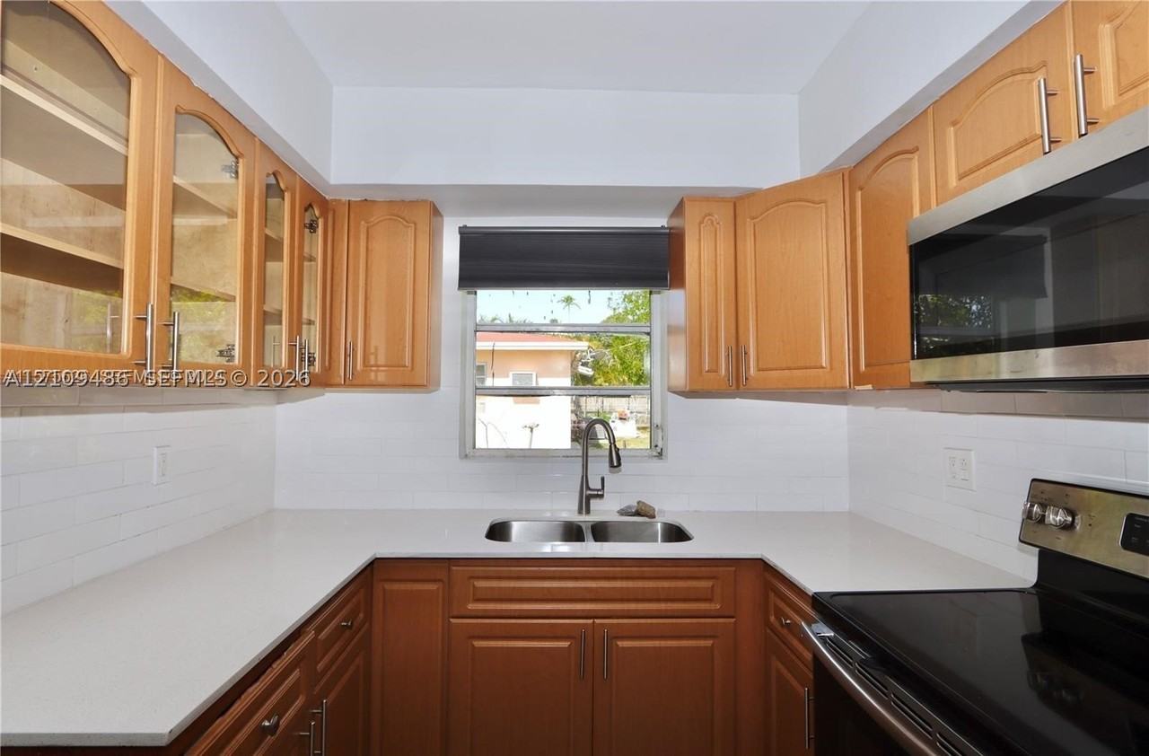 1035 Ne 169th Ter - Photo 7 of 18