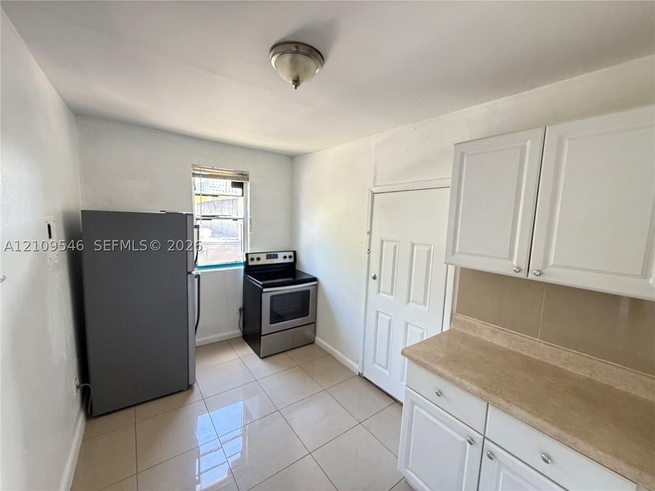 548 Nw 30th St #3 - Photo 4 of 12