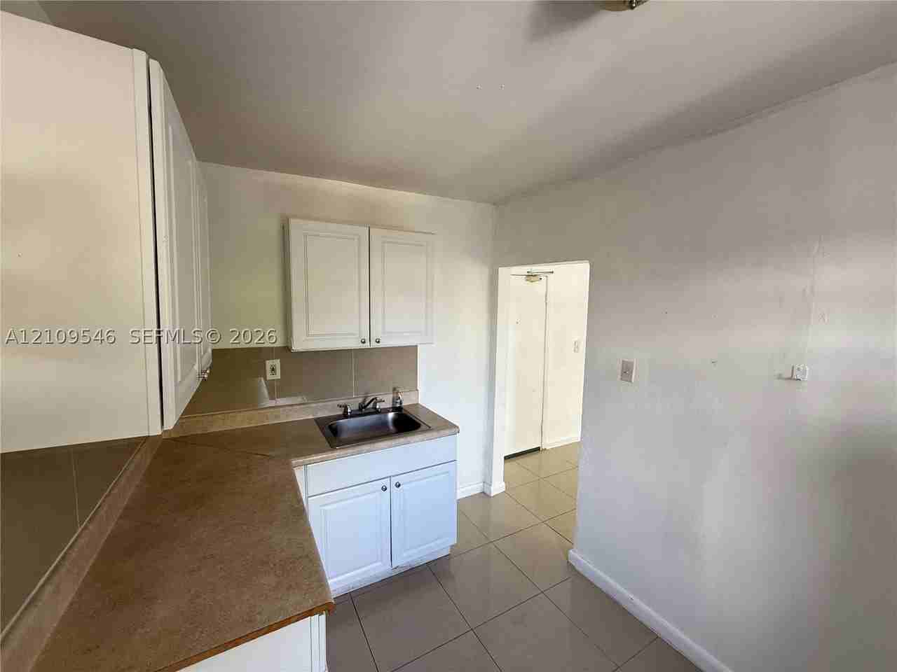548 Nw 30th St #3 - Photo 5 of 12