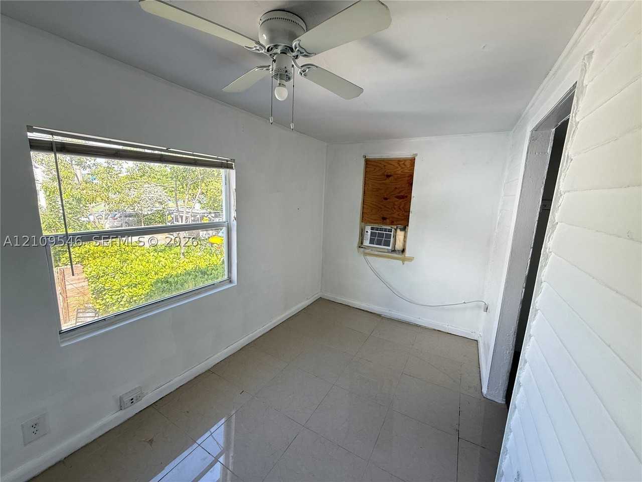 548 Nw 30th St #3 - Photo 7 of 12