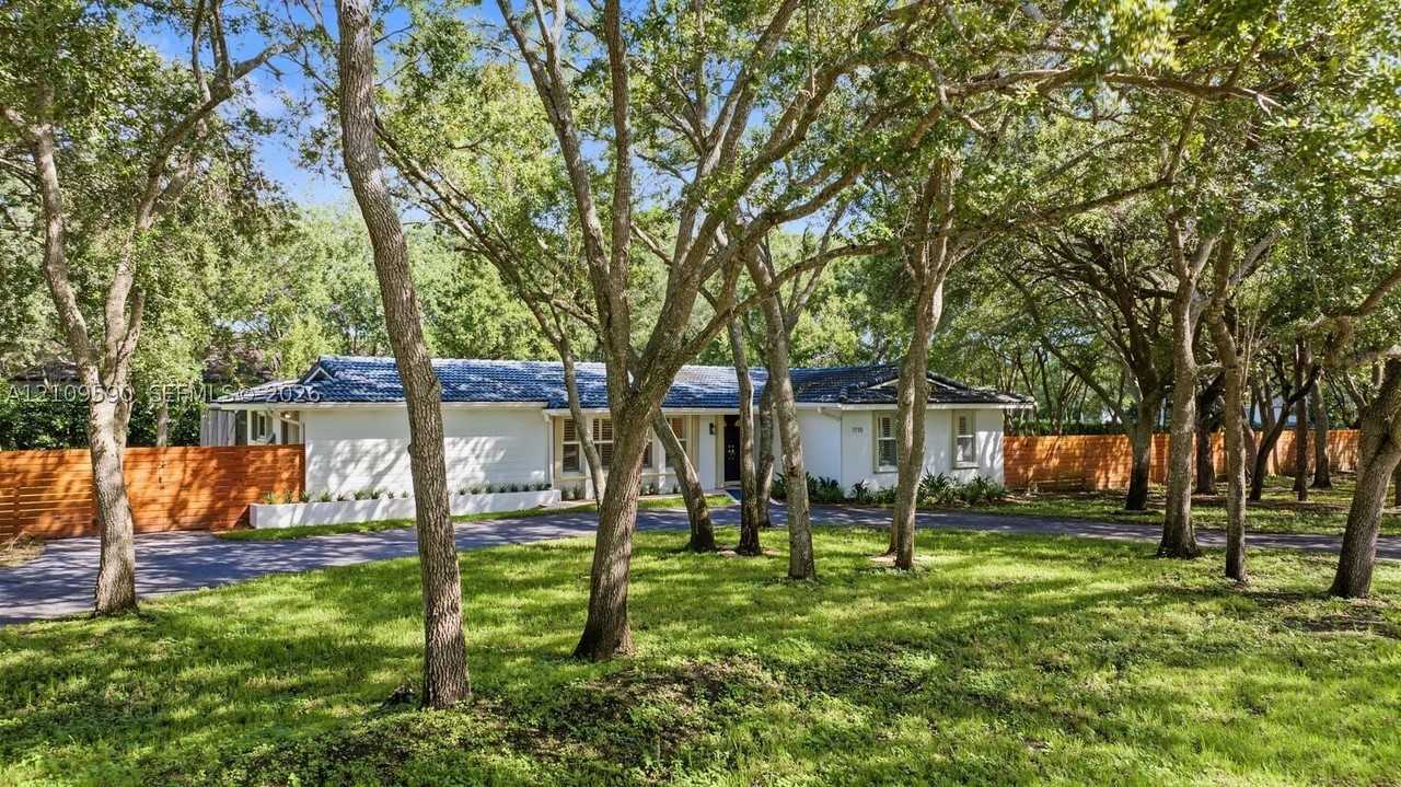 7715 Sw 122nd St - Photo 3 of 34