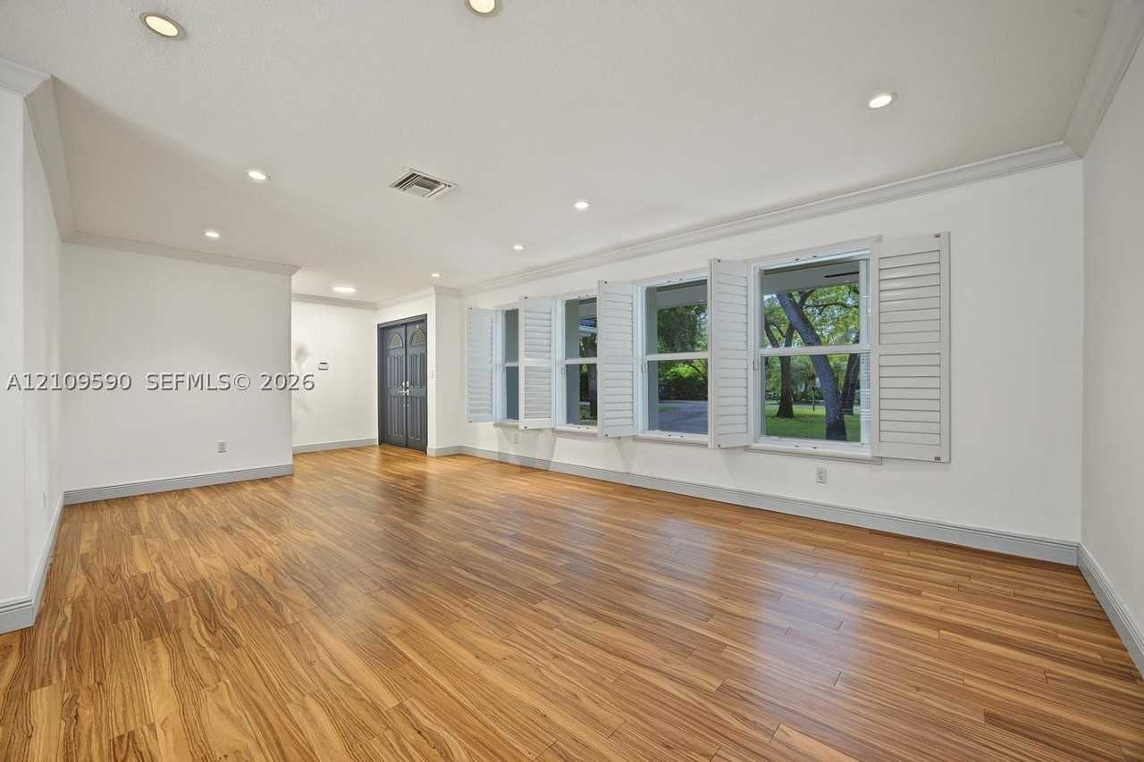 7715 Sw 122nd St - Photo 6 of 34