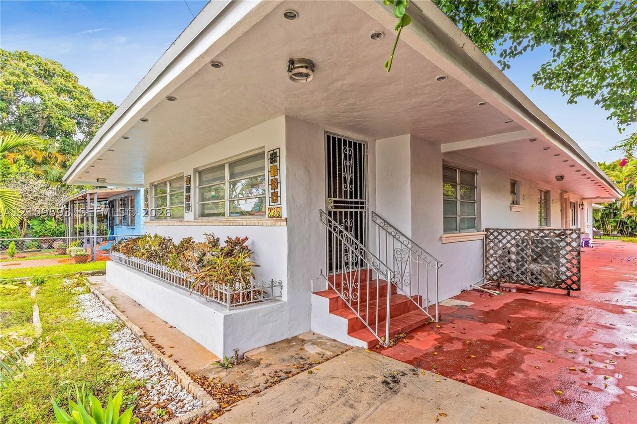 235 Sw 64th Ave #A - Photo 4 of 26