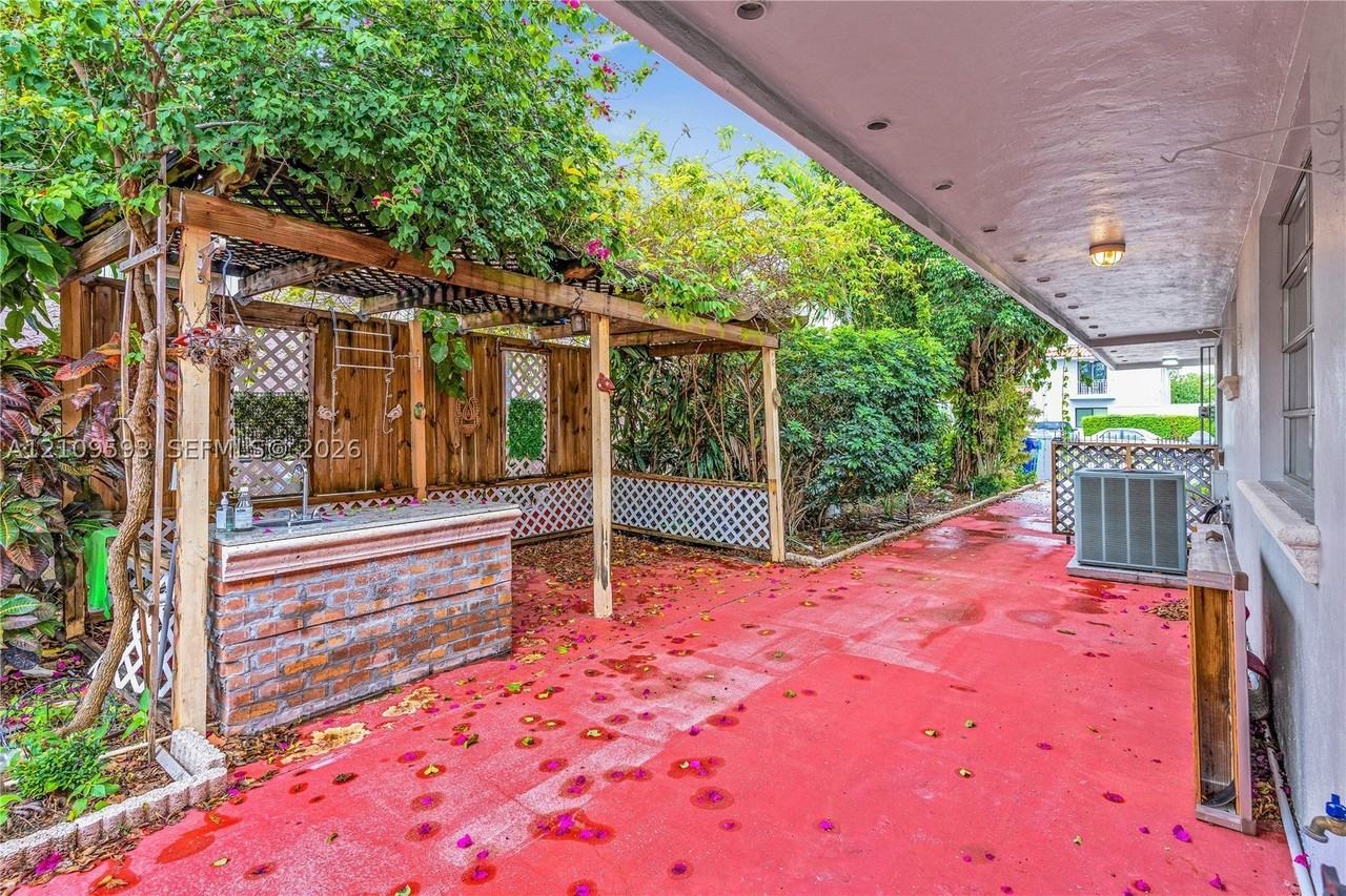 235 Sw 64th Ave #A - Photo 5 of 26
