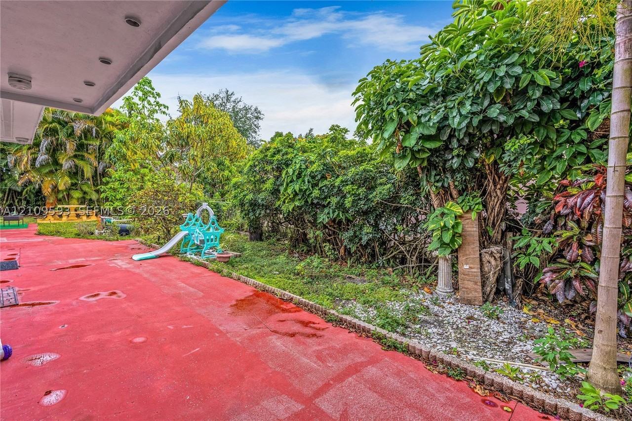 235 Sw 64th Ave #A - Photo 6 of 26
