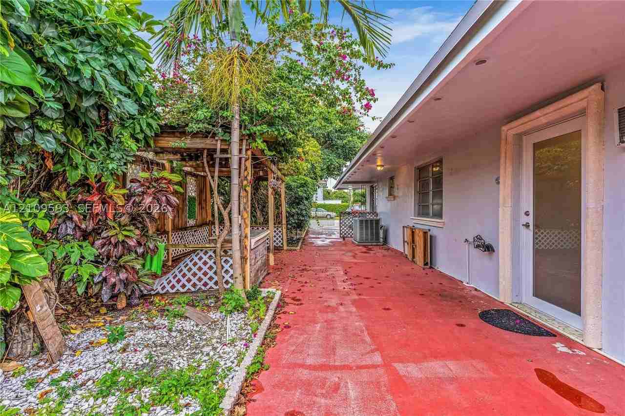 235 Sw 64th Ave #A - Photo 7 of 26