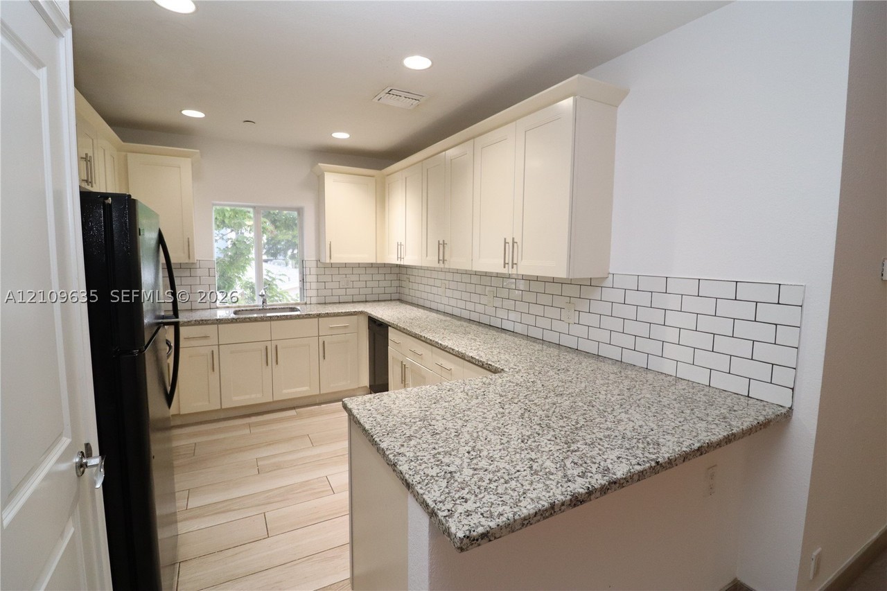 611 Ne 28th St #1 - Photo 5 of 46