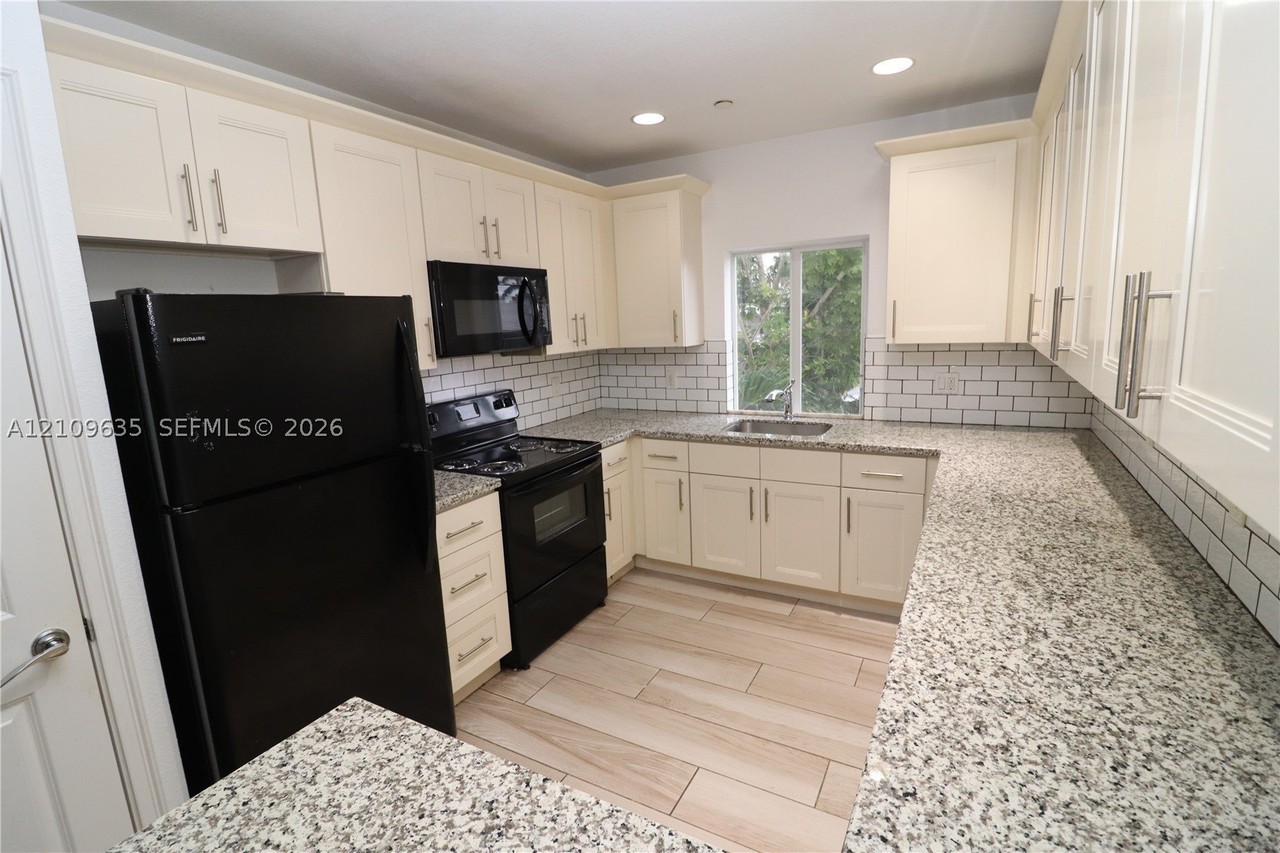 611 Ne 28th St #1 - Photo 6 of 46