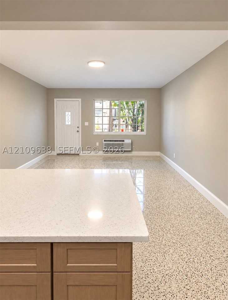 1237 Nw 5th St #1 - Photo 3 of 10