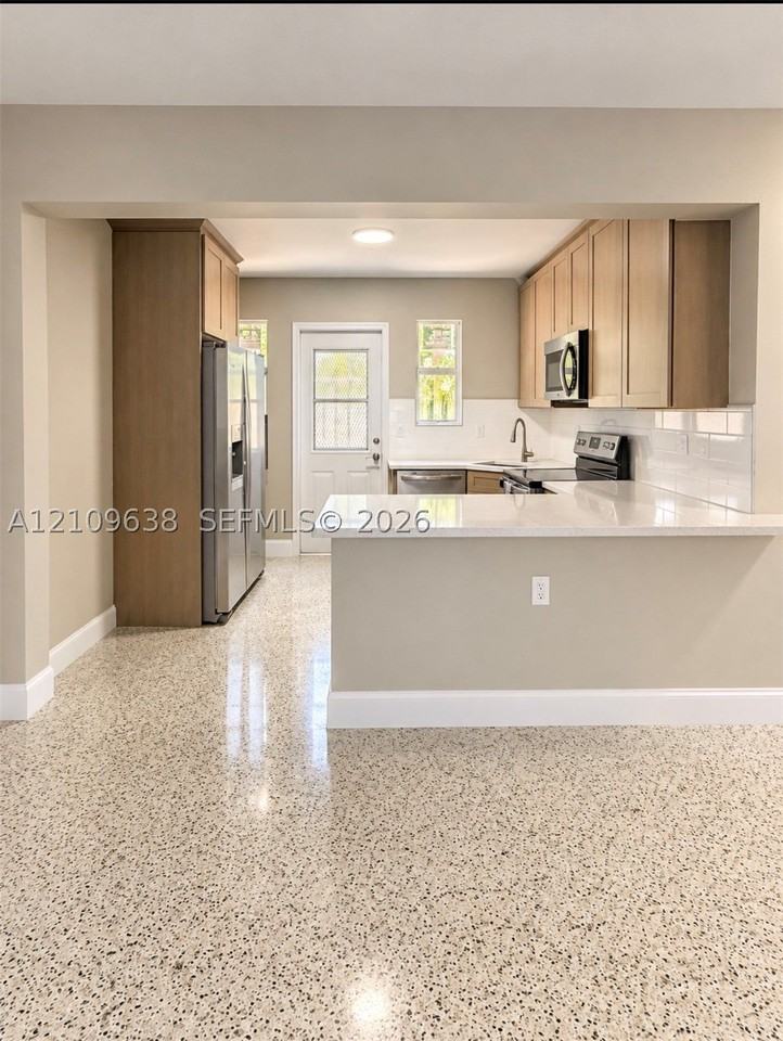 1237 Nw 5th St #1 - Photo 4 of 10