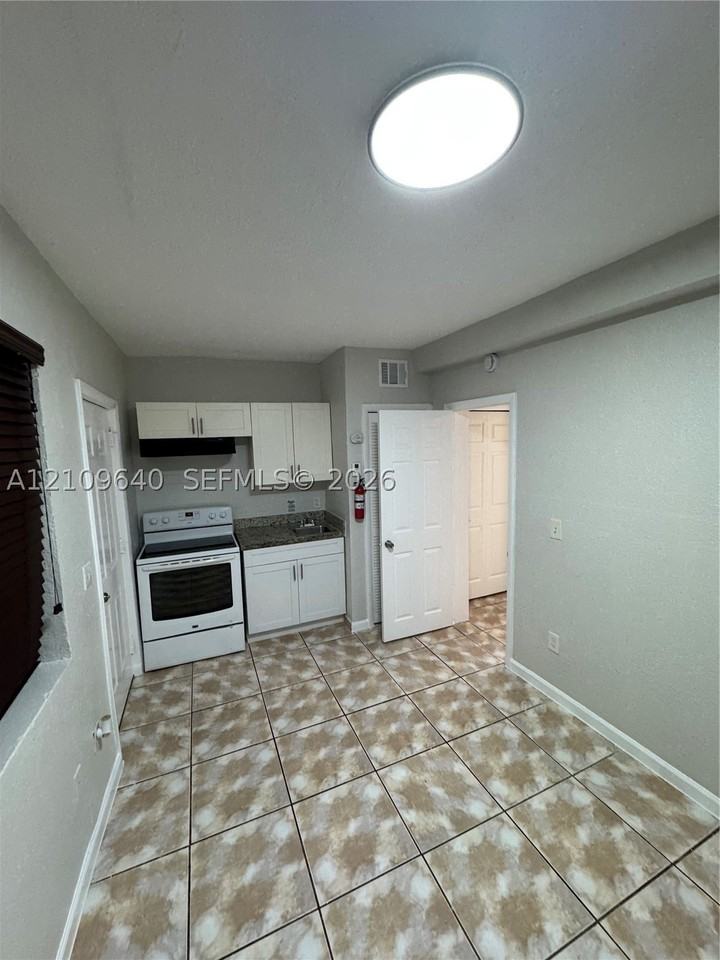 17325 Homestead Ave #4 - Photo 4 of 12