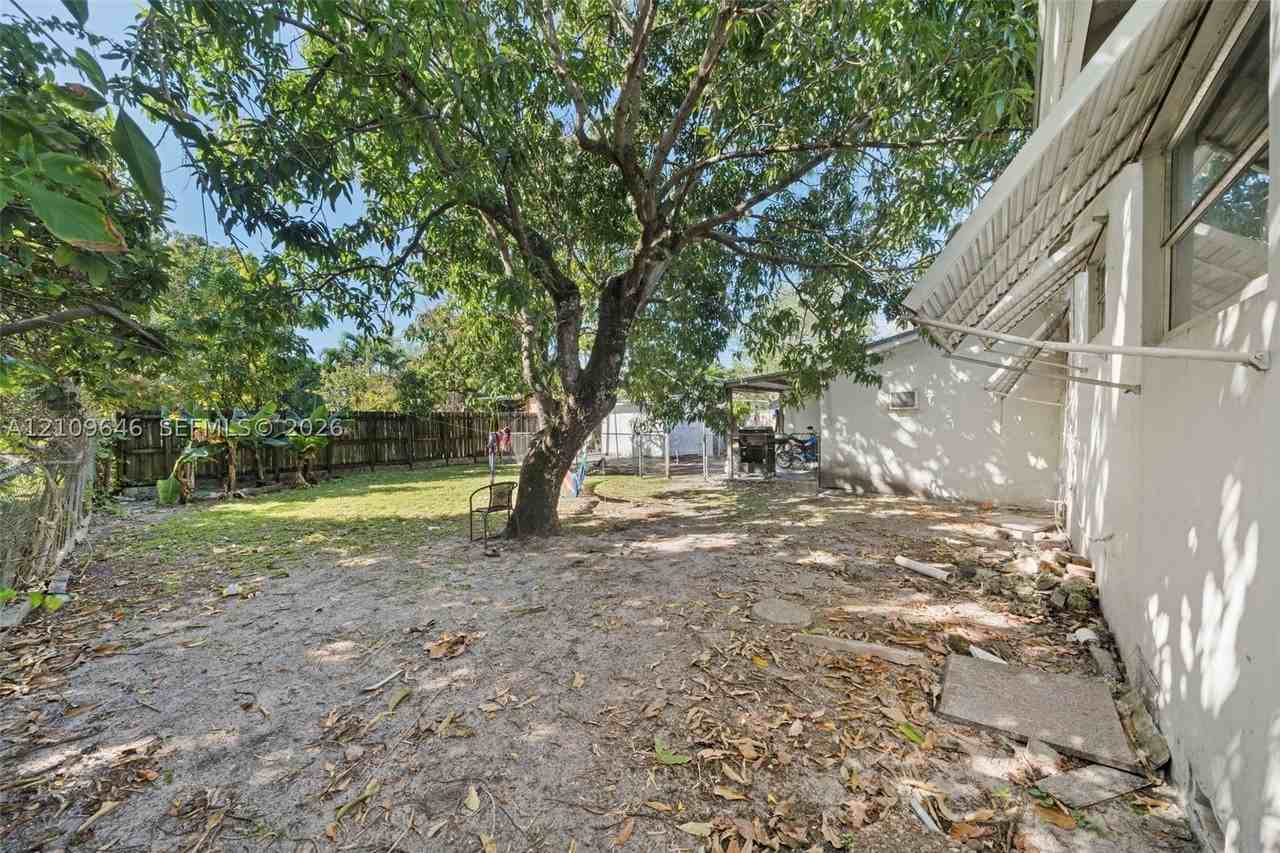 5886 Sw 20th St - Photo 4 of 9