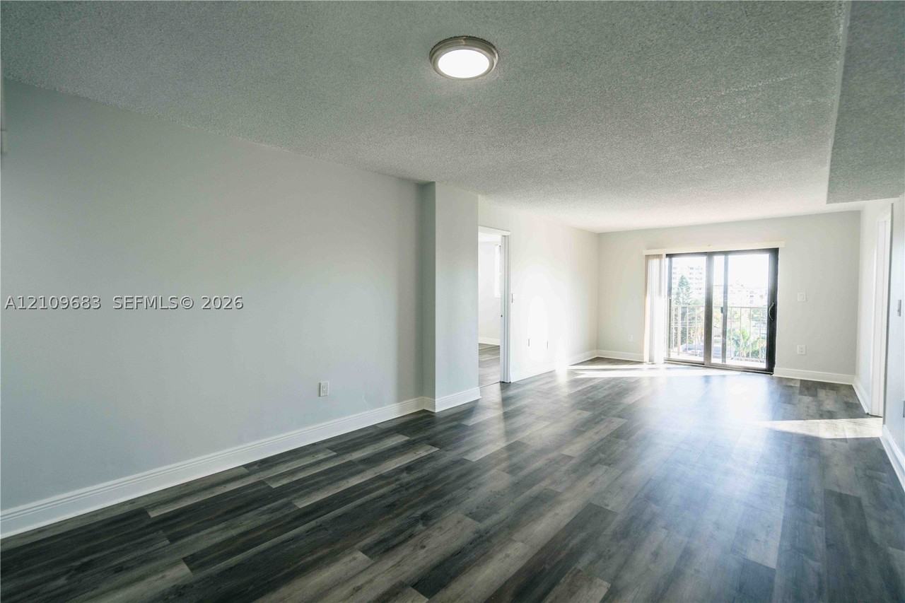 6960 Rue Vendome #501 - Photo 2 of 23