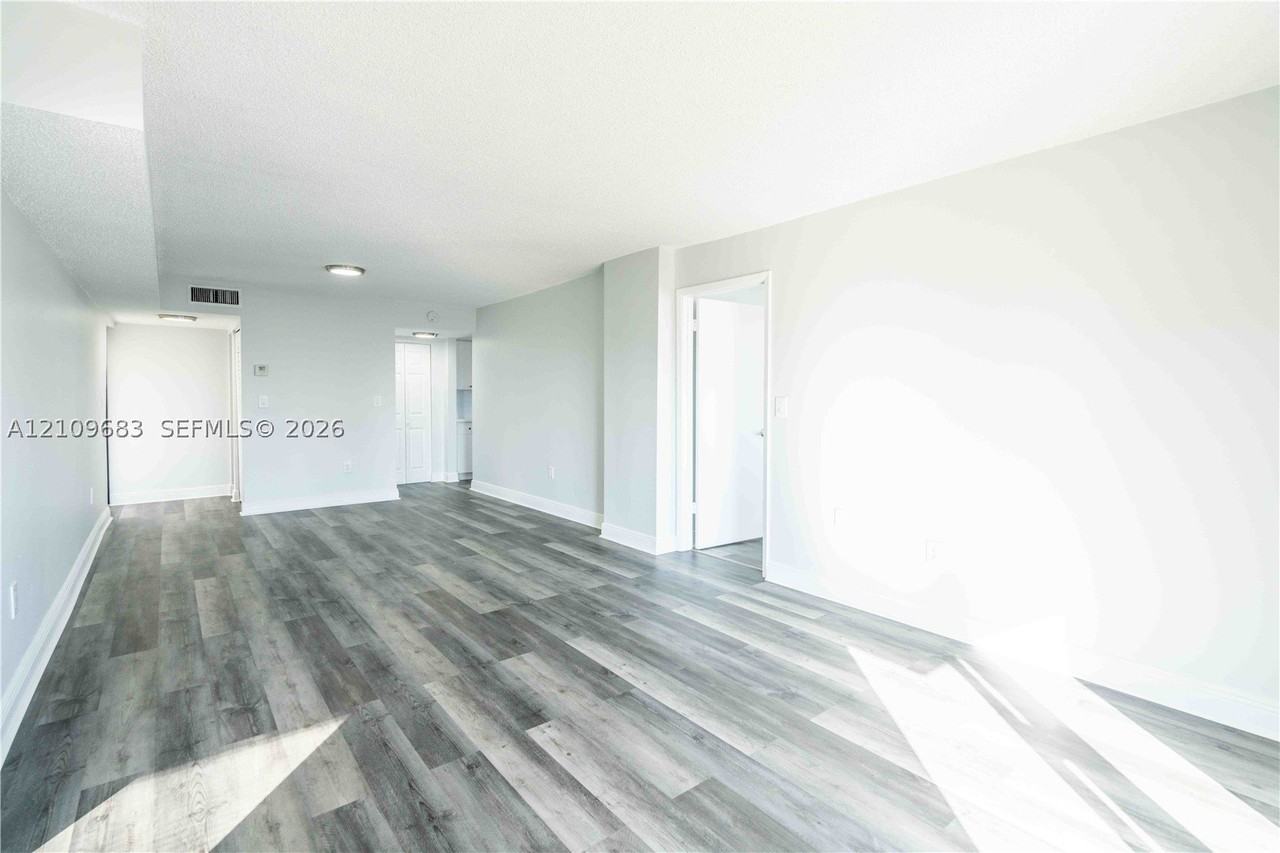 6960 Rue Vendome #501 - Photo 3 of 23