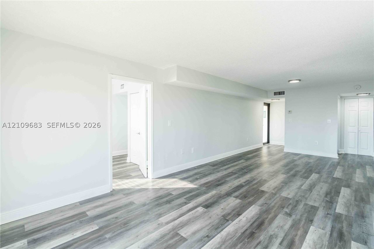 6960 Rue Vendome #501 - Photo 4 of 23