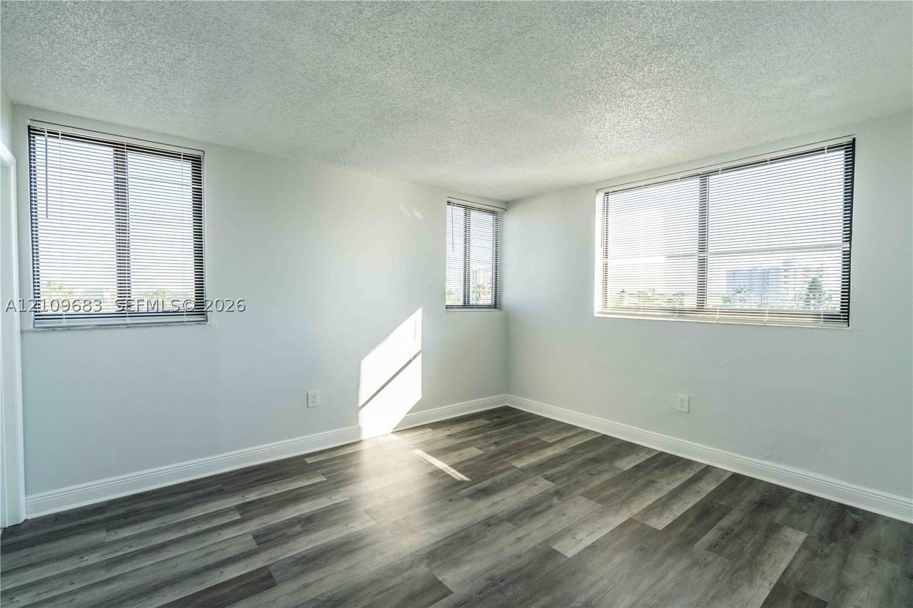 6960 Rue Vendome #501 - Photo 6 of 23
