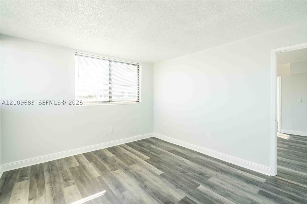 6960 Rue Vendome #501 - Photo 7 of 23