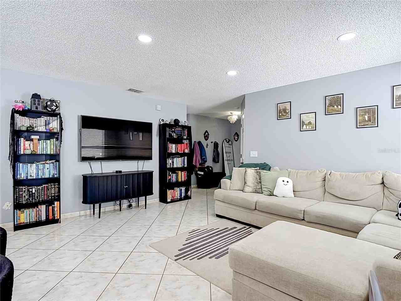 1153 Kempton Chase Pkwy - Photo 7 of 39