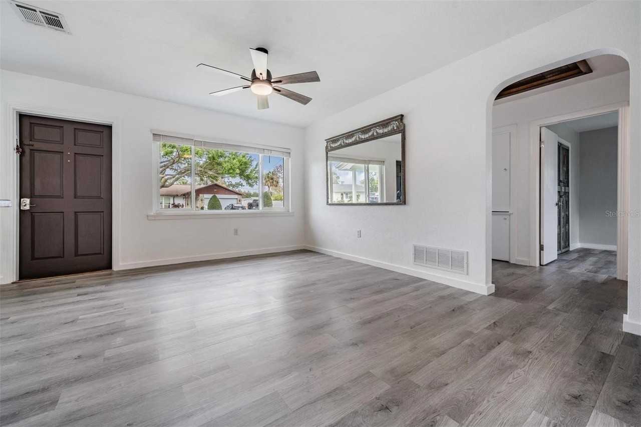 14704 Sunset Dr - Photo 3 of 47
