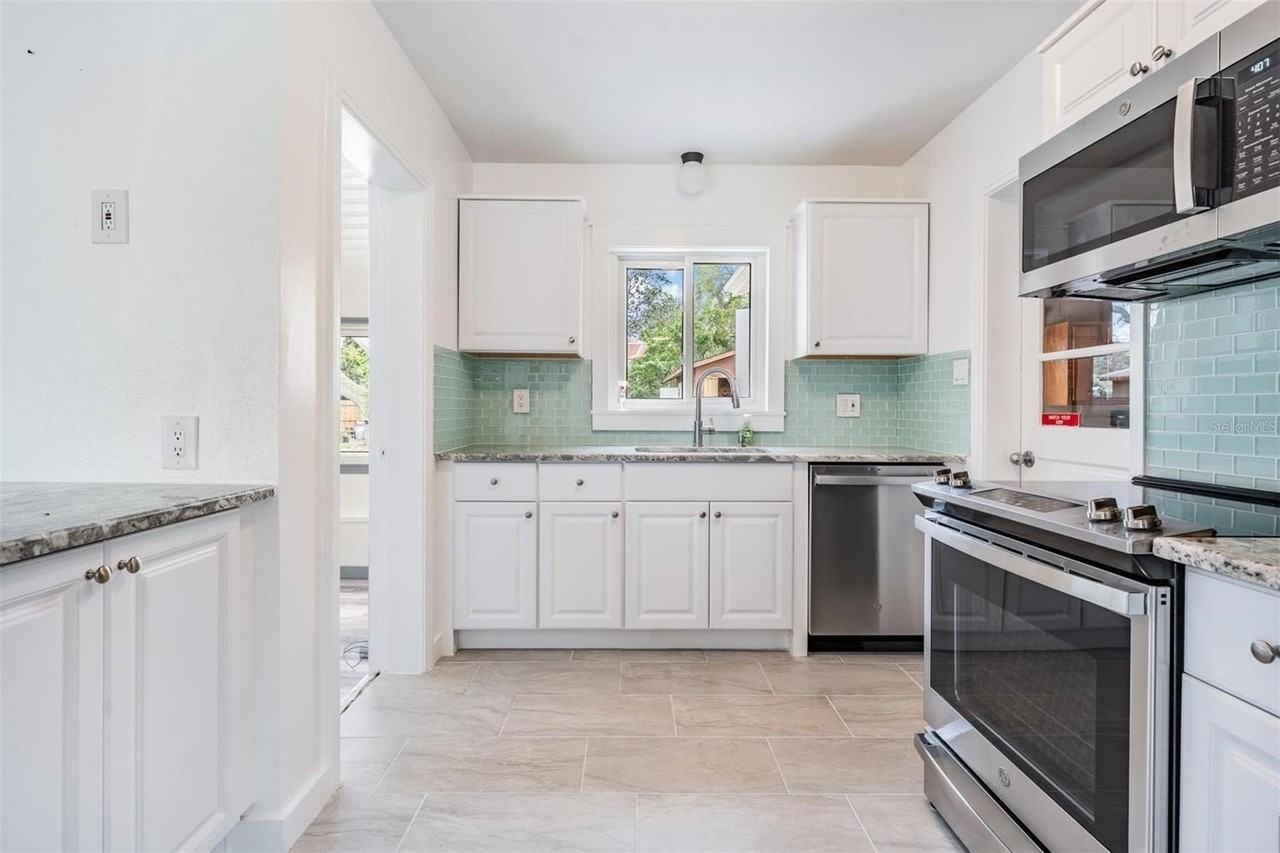 14704 Sunset Dr - Photo 4 of 47