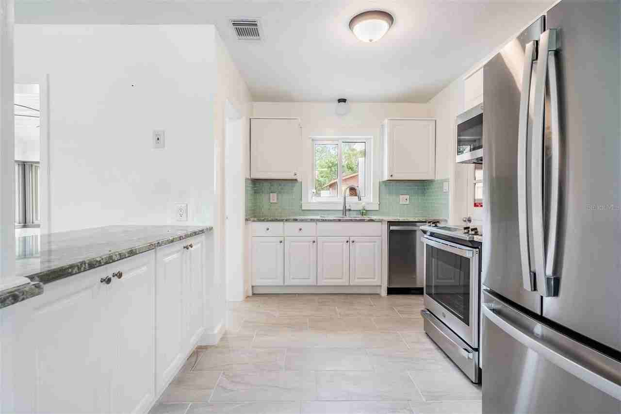 14704 Sunset Dr - Photo 5 of 47