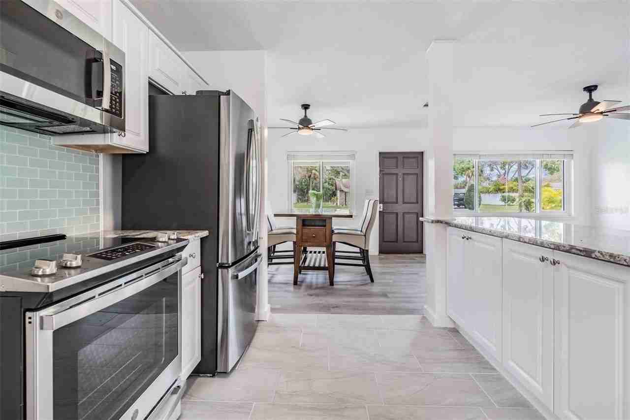 14704 Sunset Dr - Photo 7 of 47
