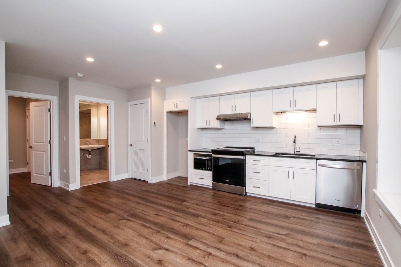 1710 W Lunt Ave #103 - Photo 2 of 9