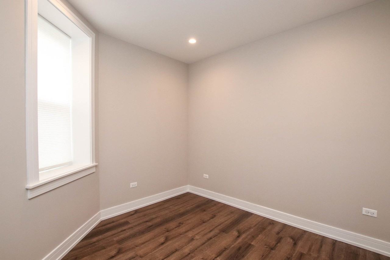 1710 W Lunt Ave #103 - Photo 4 of 9