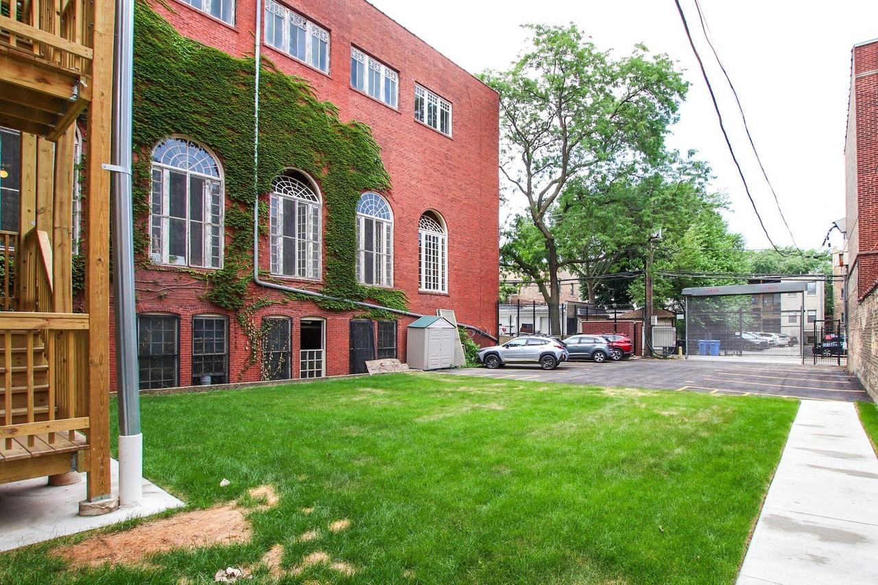 1710 W Lunt Ave #103 - Photo 7 of 9