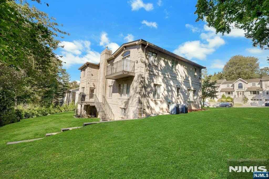65 Ross Ave - Photo 3 of 45