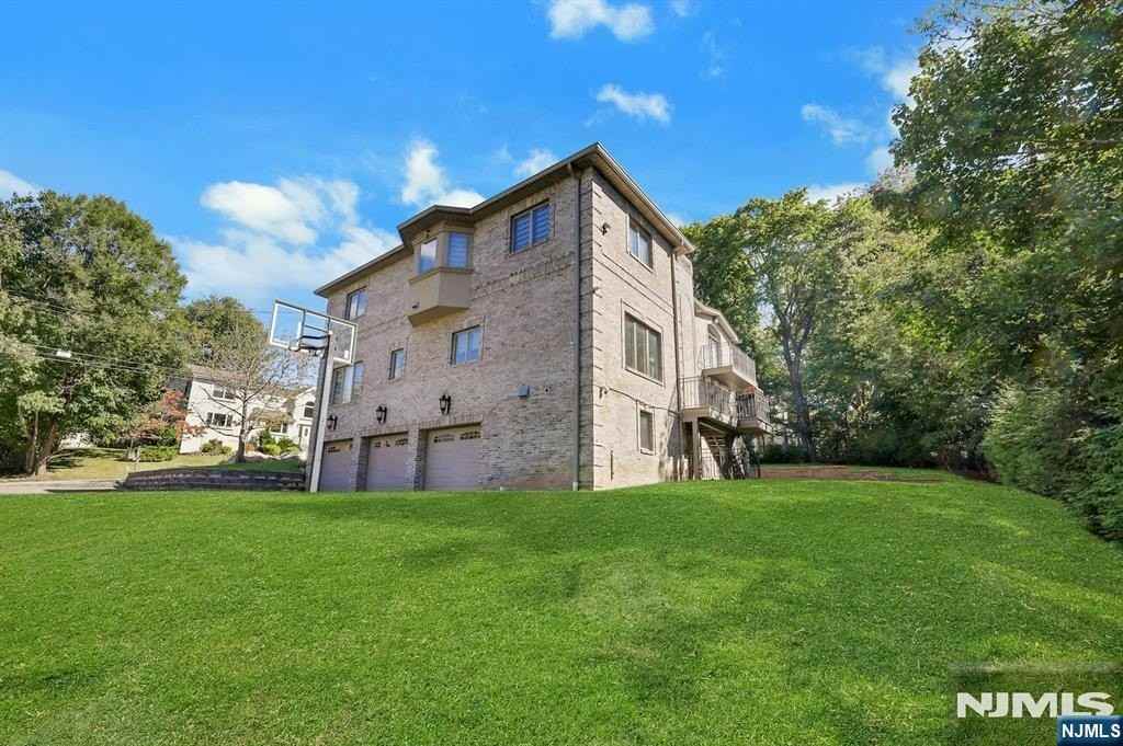 65 Ross Ave - Photo 4 of 45