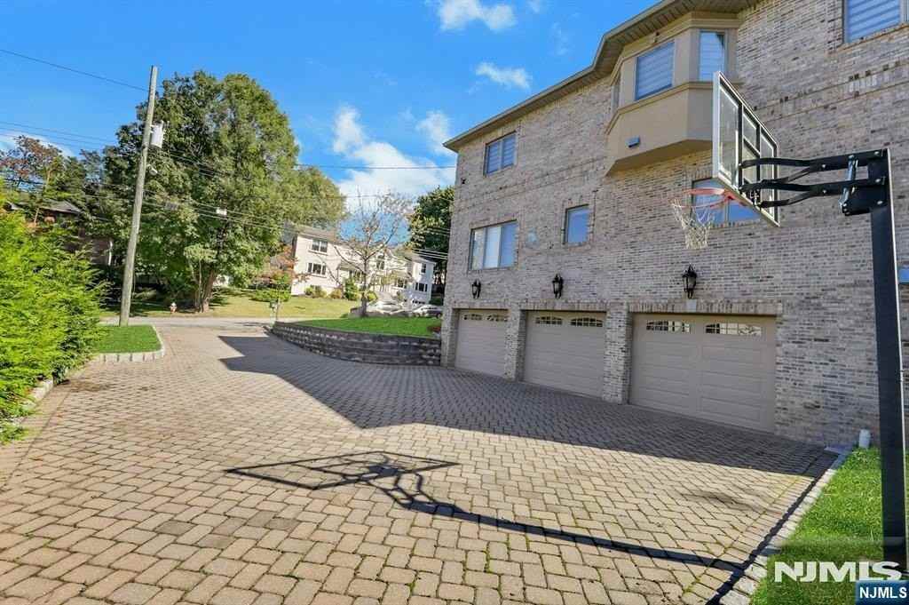 65 Ross Ave - Photo 5 of 45