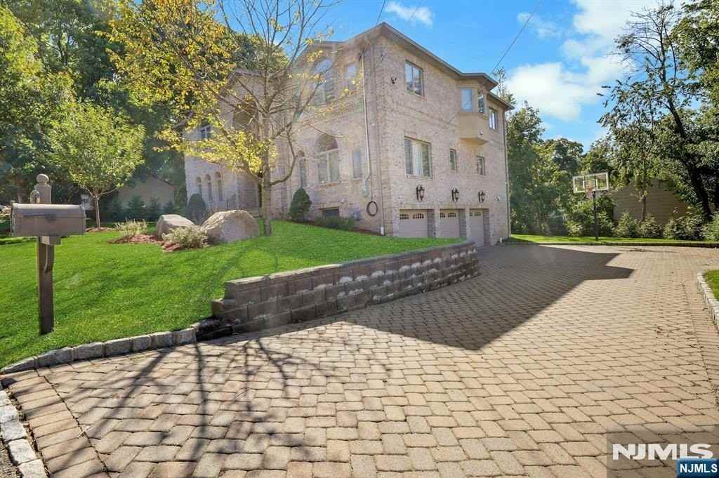 65 Ross Ave - Photo 7 of 45