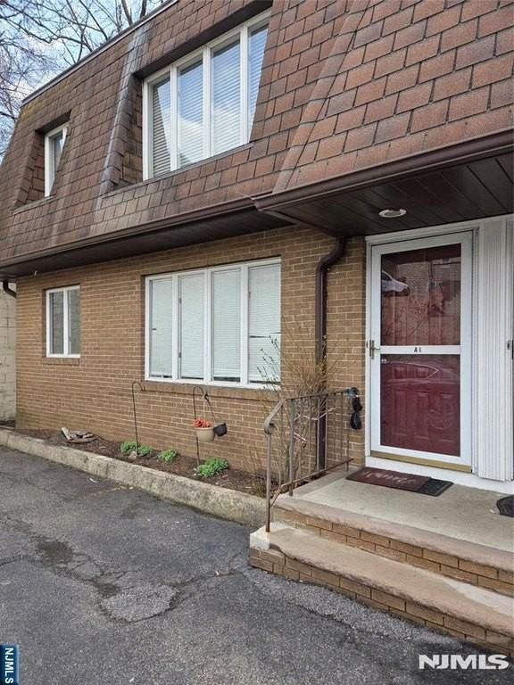 410 Paterson Ave - Photo 2 of 10