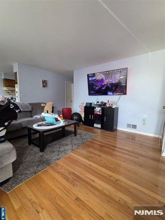 410 Paterson Ave - Photo 3 of 10
