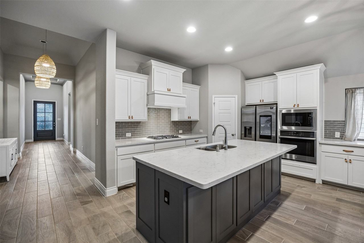2433 Cobbler St - Photo 4 of 36