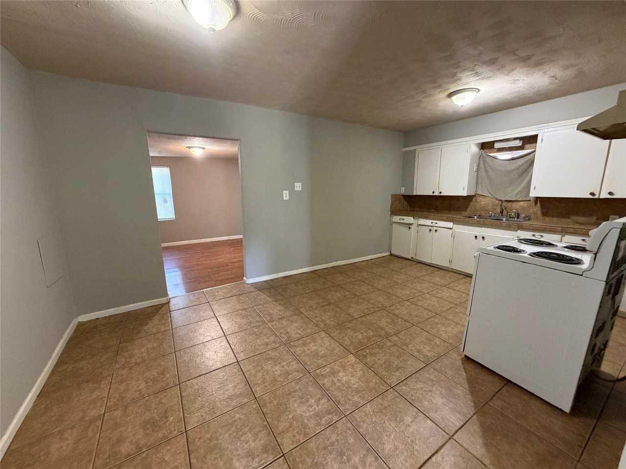 1018 Merchant St - Photo 2 of 10