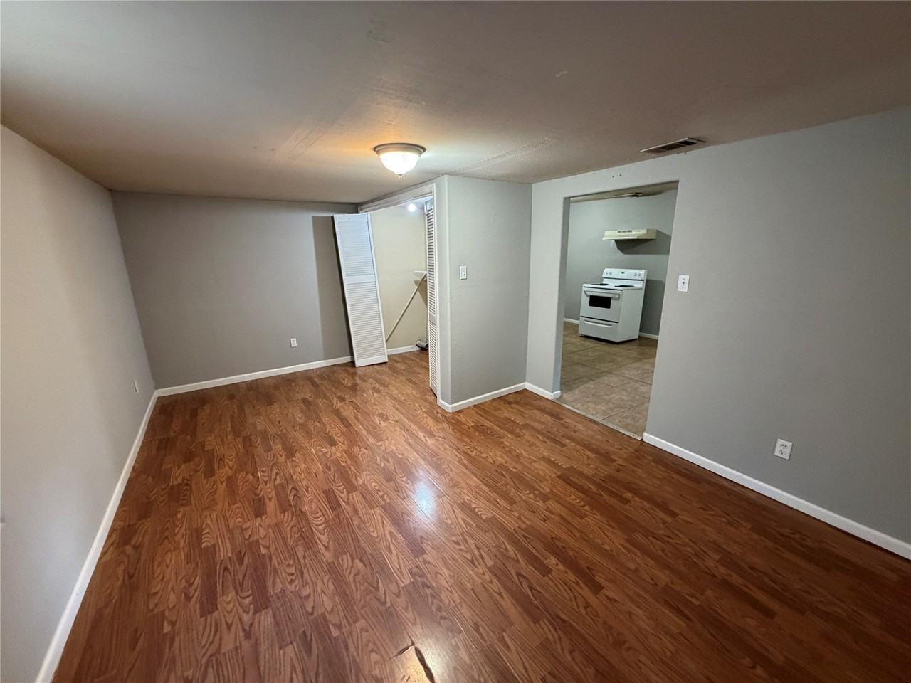 1018 Merchant St - Photo 4 of 10
