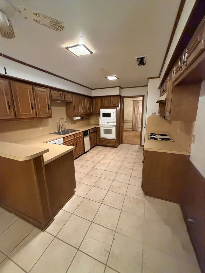 305 Westway Cir - Photo 7 of 14