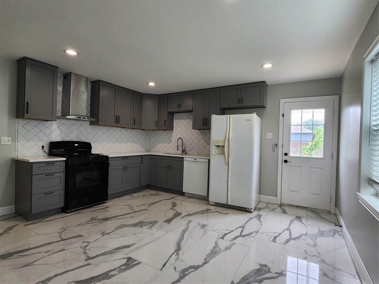 1212 Ridgeview St - Photo 4 of 23