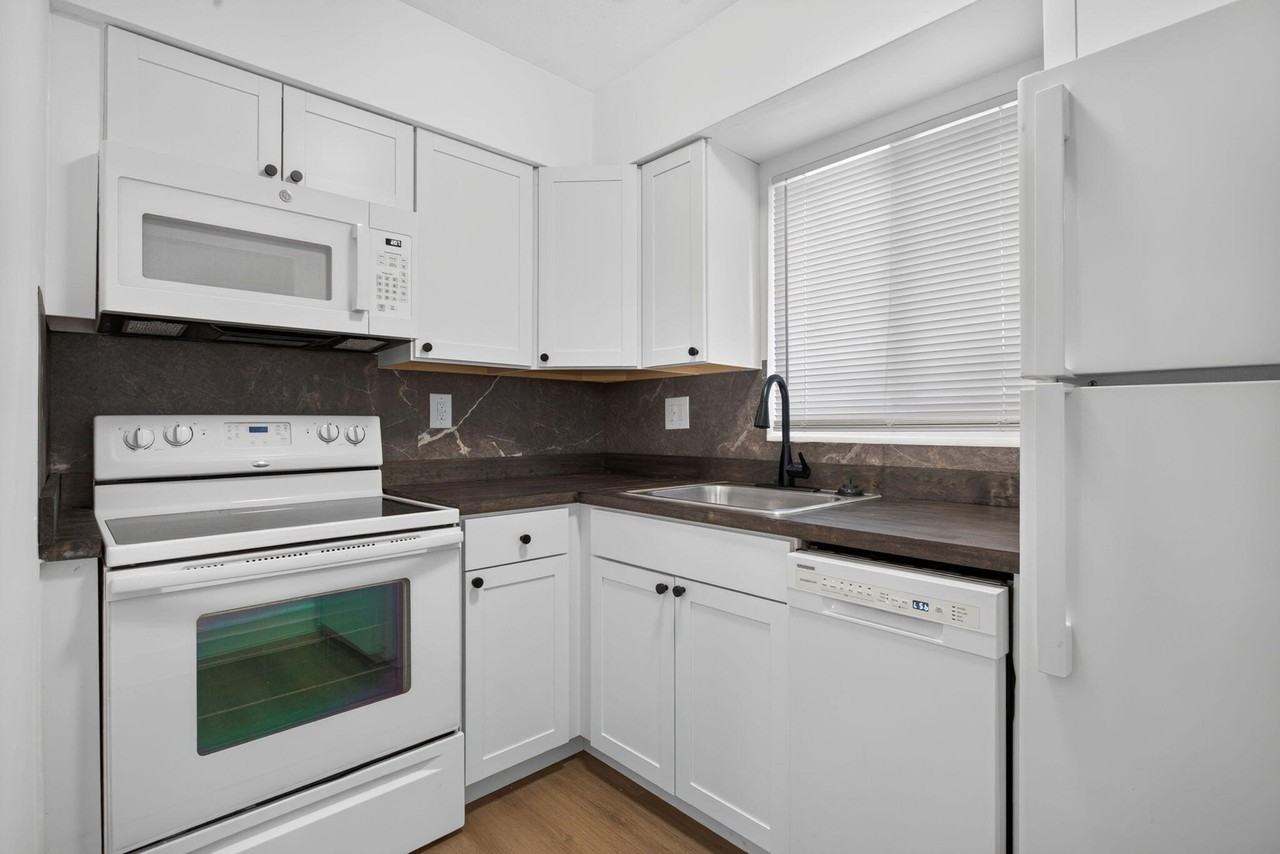 1181 Ne 23rd Ter #11 - Photo 3 of 11
