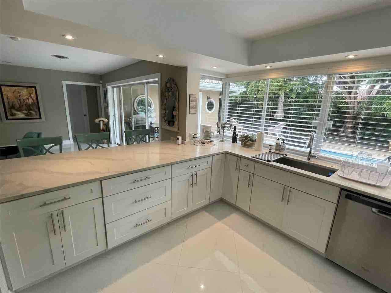 2050 Ne 62nd St - Photo 4 of 19