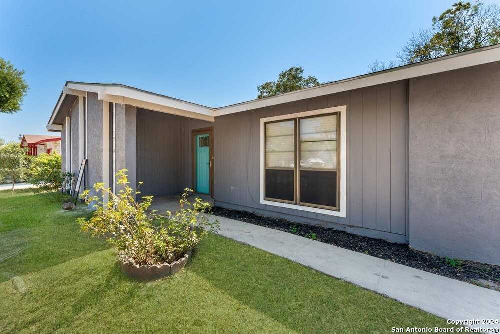 7210 Cloverfield Ln - Photo 4 of 25