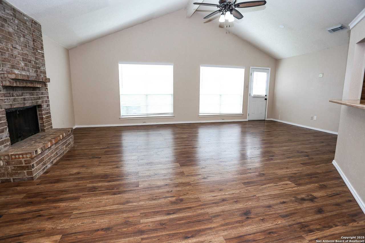 9515 Woodland Hls - Photo 3 of 22