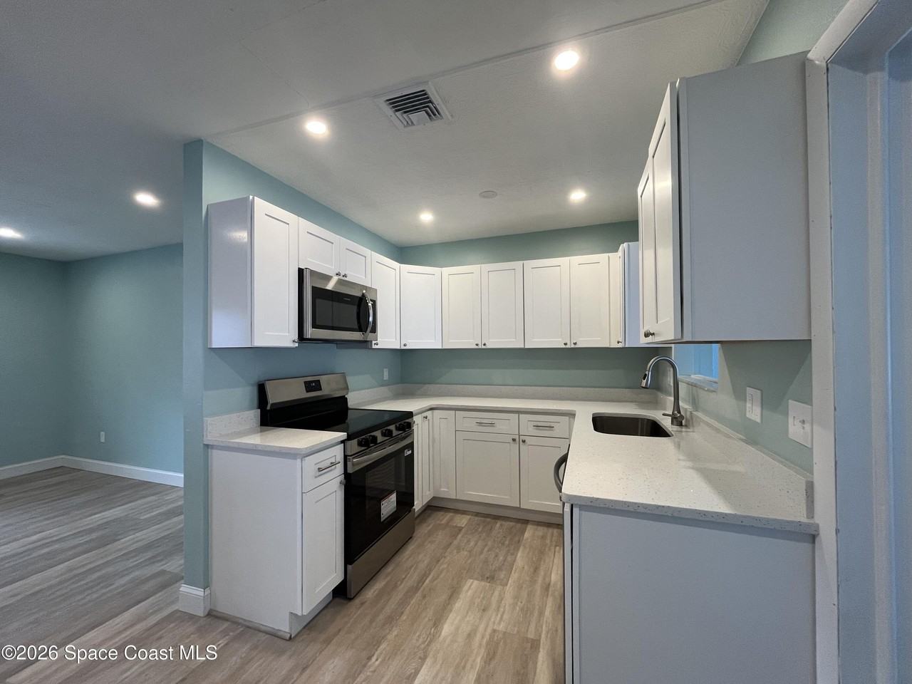1054 Hibiscus St - Photo 2 of 18