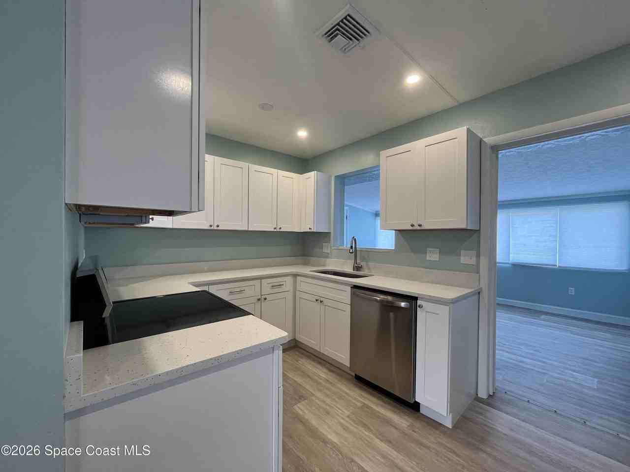 1054 Hibiscus St - Photo 4 of 18