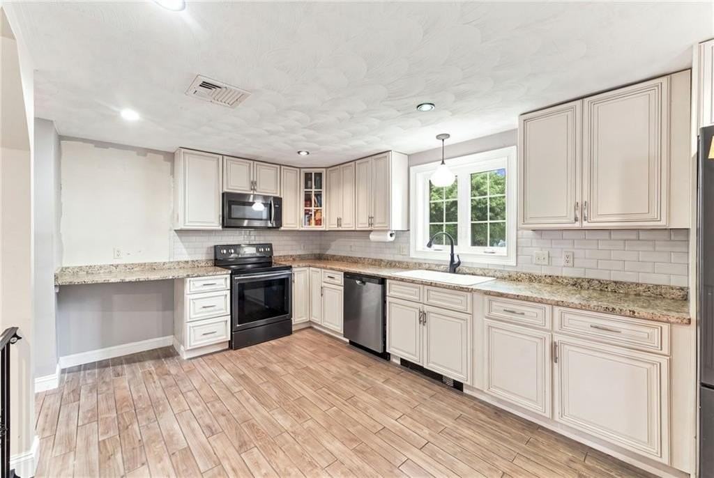 216 Hyde St - Photo 4 of 17