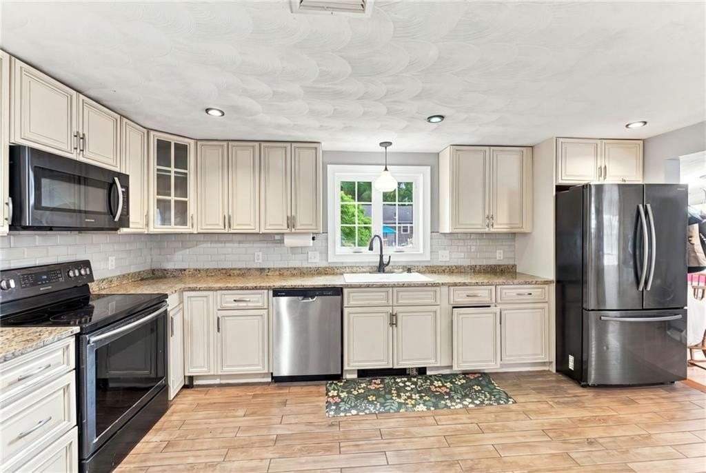 216 Hyde St - Photo 5 of 17