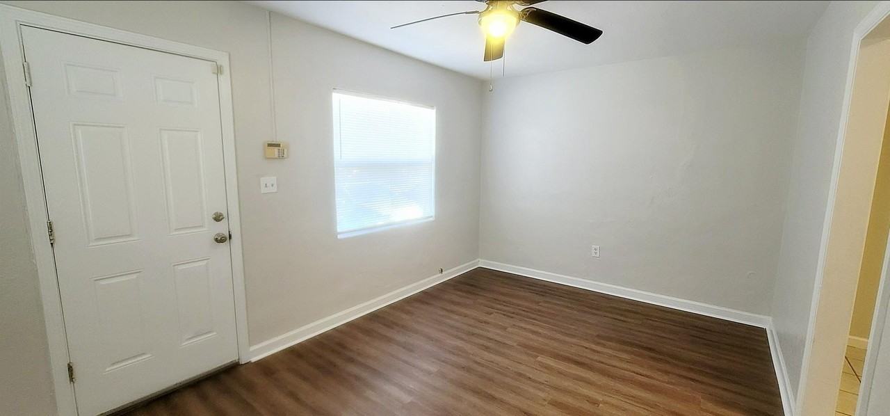 1438 Hudson St #1 - Photo 3 of 17