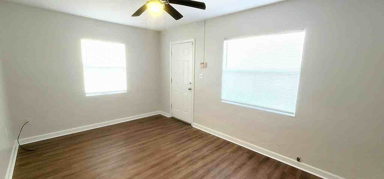 1438 Hudson St #1 - Photo 4 of 17